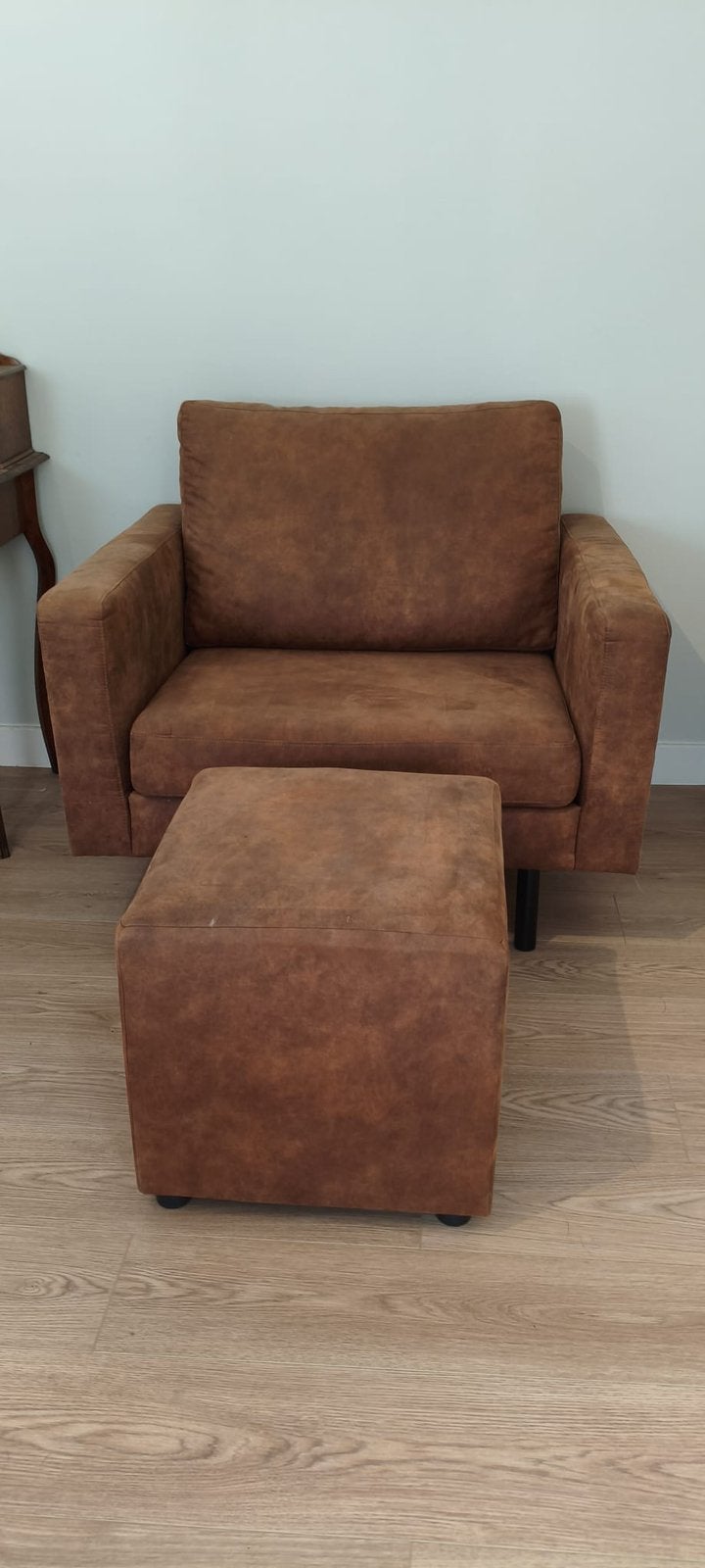 Cognac fauteuil met poef te koop, Huis en Inrichting, Ophalen, Zo goed als nieuw, Eenpersoons