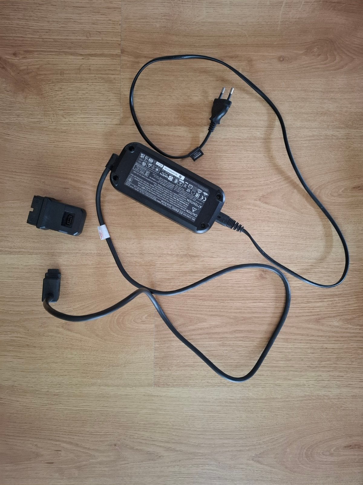 Shimano Steps EC-E6002 Acculader + Adapter + Netsnoer, Vélos & Vélomoteurs, Vélos électriques, Enlèvement