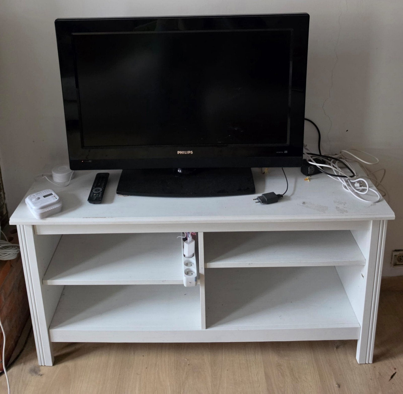 Meuble télé + télé en état de marche