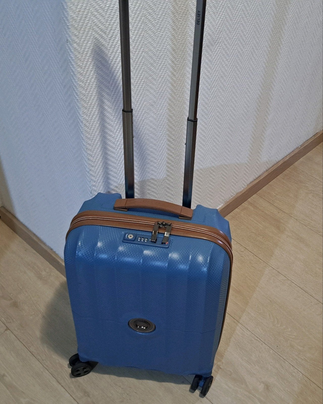 delsey valise trolley 4x roulettes coque rigide +_ 50/25 cm, Enlèvement, Comme neuf, Roulettes