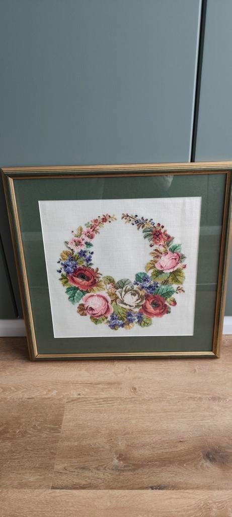 Groot kader met borduurwerk van bloemen, Ophalen