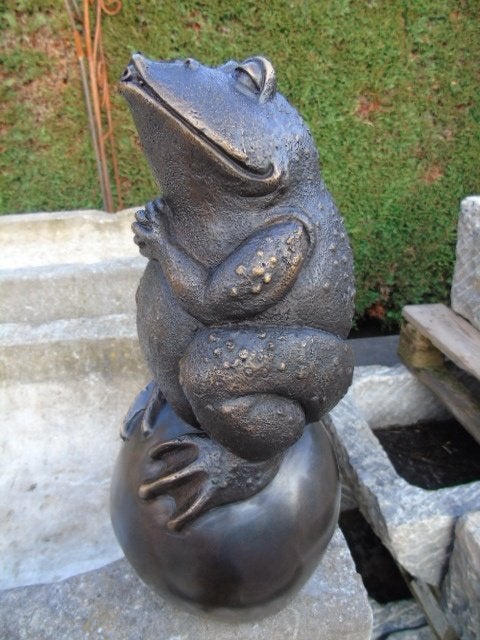une grenouille sur boule en bronze , jet d eau ..., Jardin & Terrasse, Enlèvement ou Envoi, Neuf, Autres matériaux, Fontaine