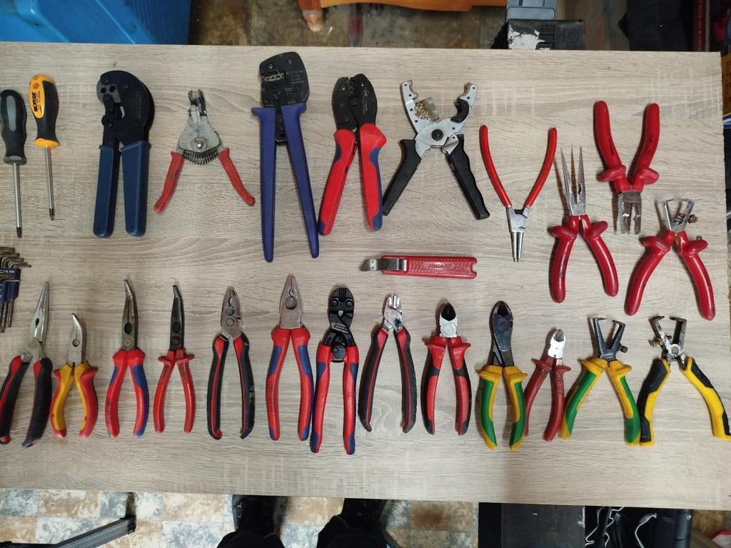 Facom, pinces , tournevis, clés. Nombreux outils, Enlèvement ou Envoi