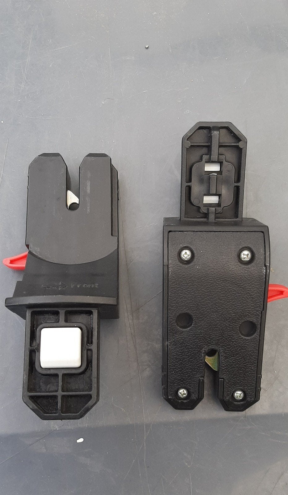 Adaptors Mio Amore.
Voor maxi cosi te bevestigen op buggy., Ophalen
