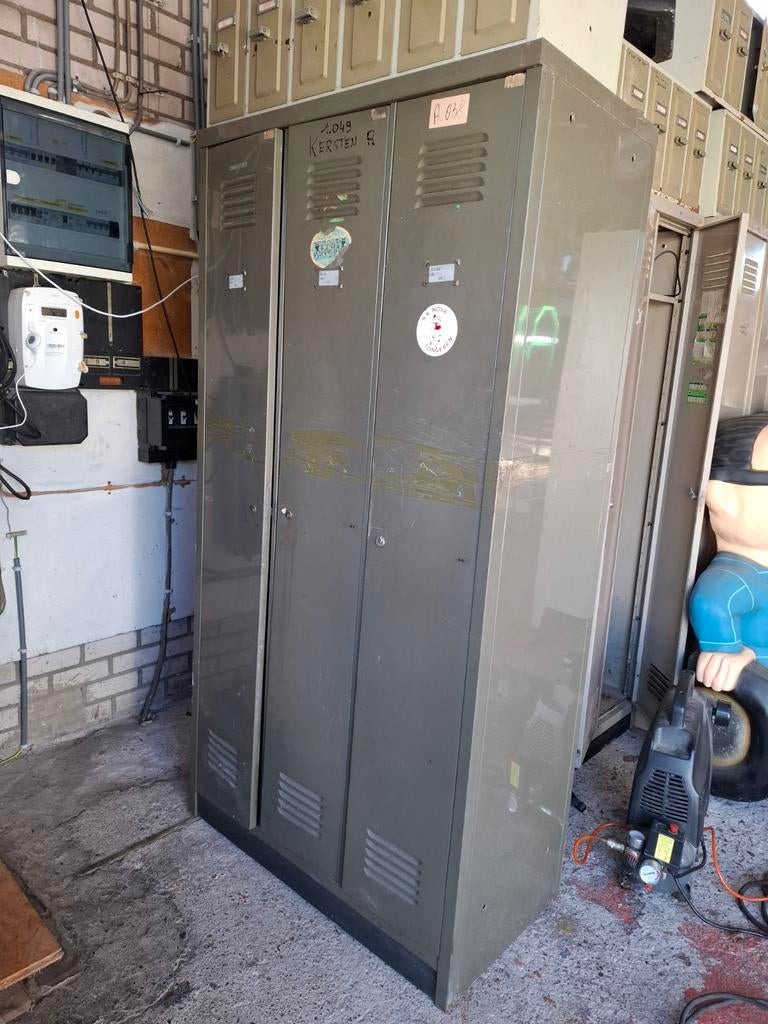 Oude vintage 3 deurs lockerkast, Ophalen