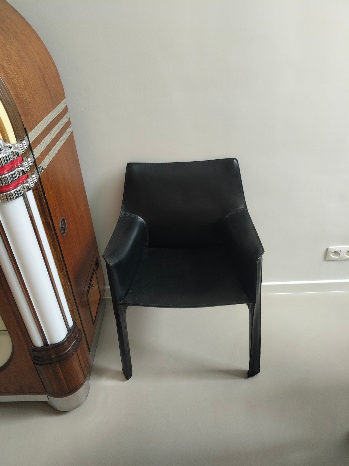 Cassina 413  cab armstoel, Enlèvement