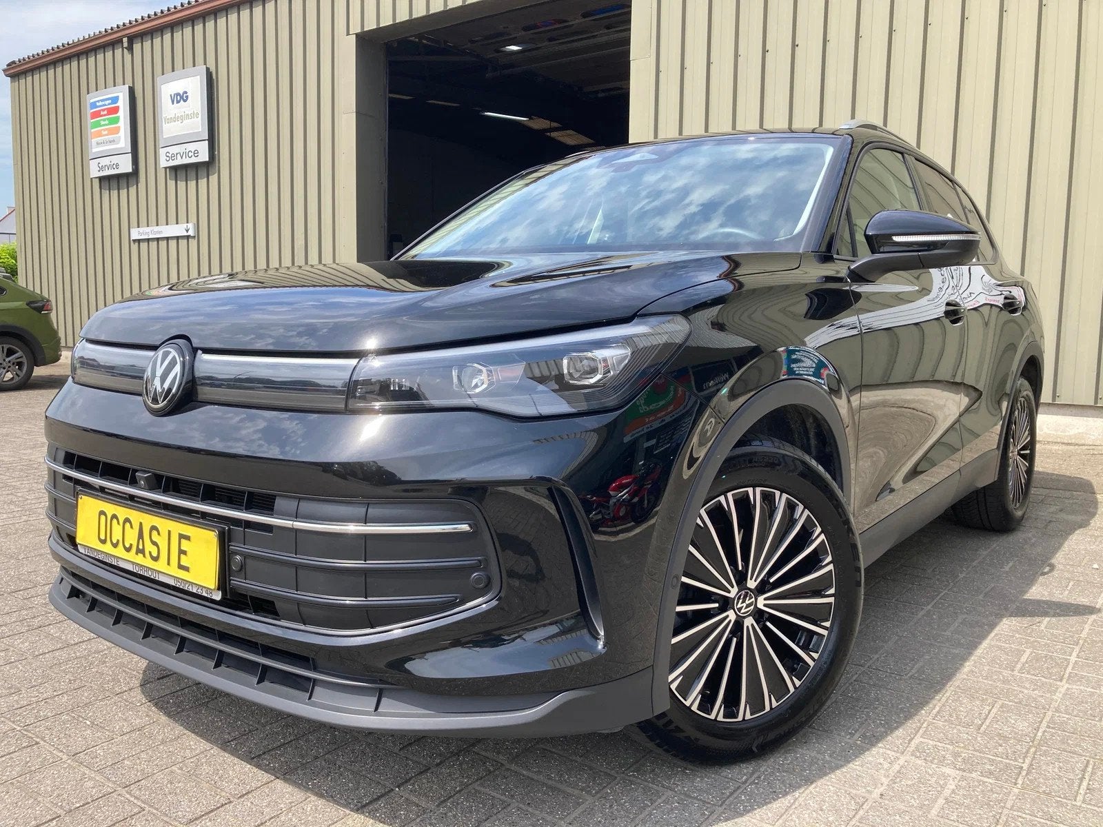 Volkswagen Tiguan Tiguan -AUTOMAAT -GPS -Airco 3zone -App -C, Auto's, Volkswagen, Automaat, Zwart, 4 cilinders, Leder en Stof