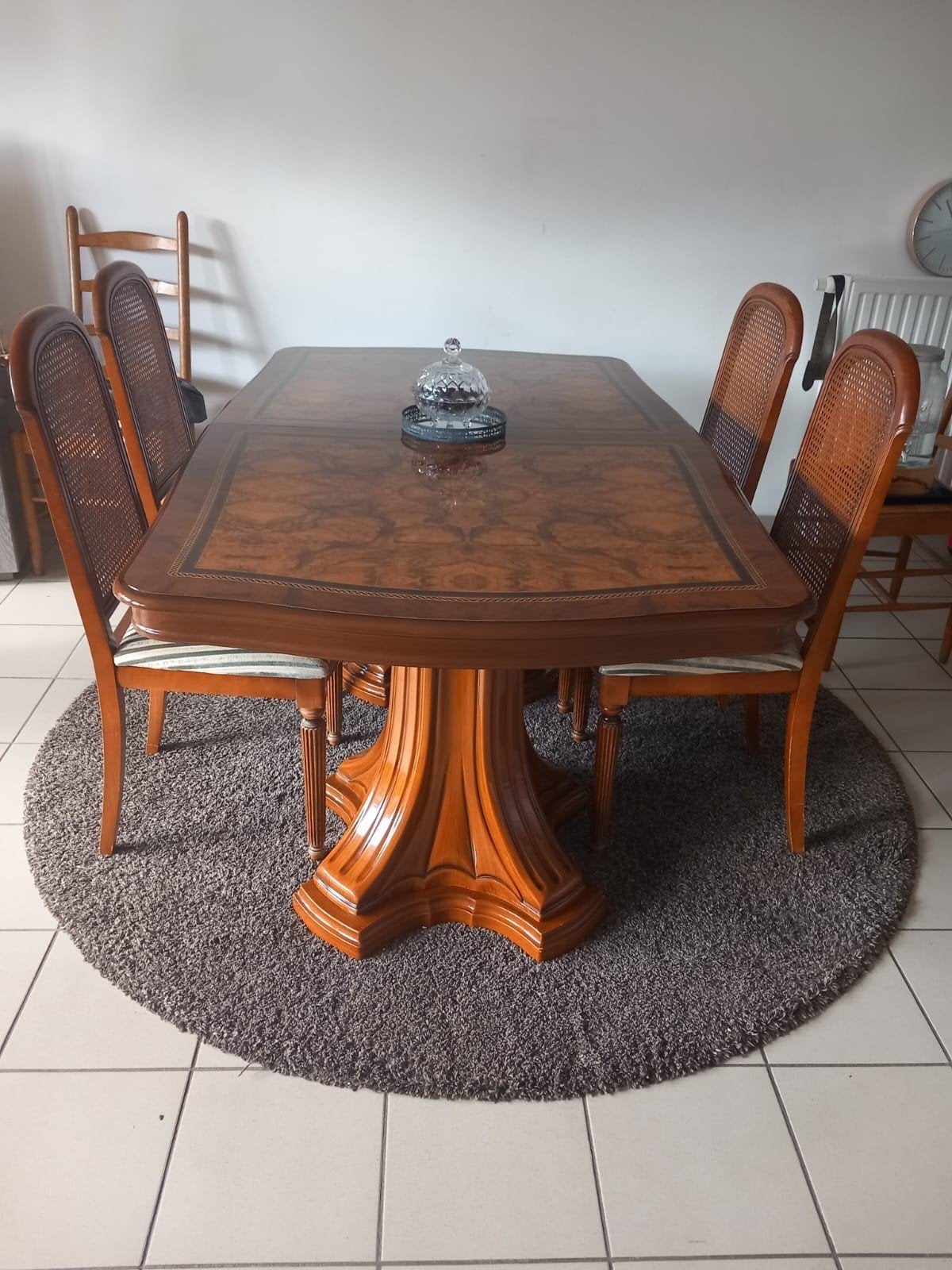 eettafel met tapijt, Ophalen