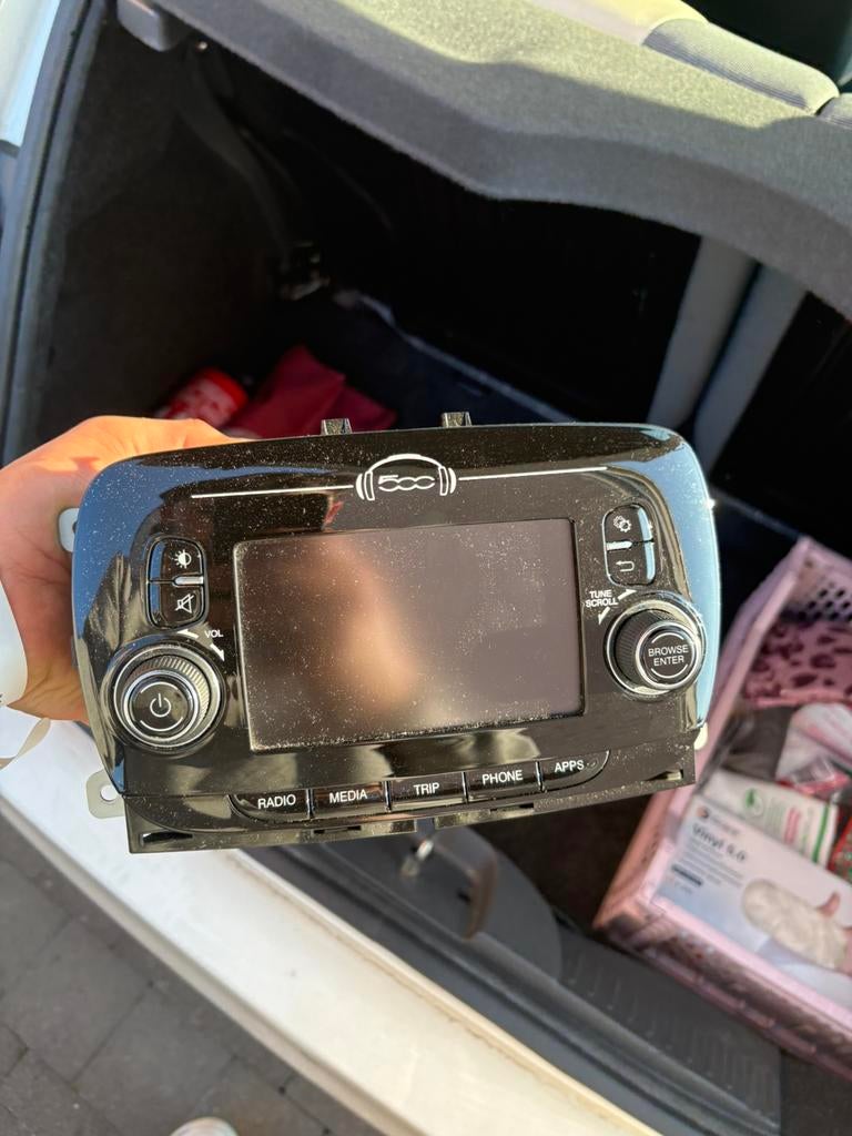 Originele Fiat 500 radio (Continental VP2) – met code, Ophalen of Verzenden, Zo goed als nieuw