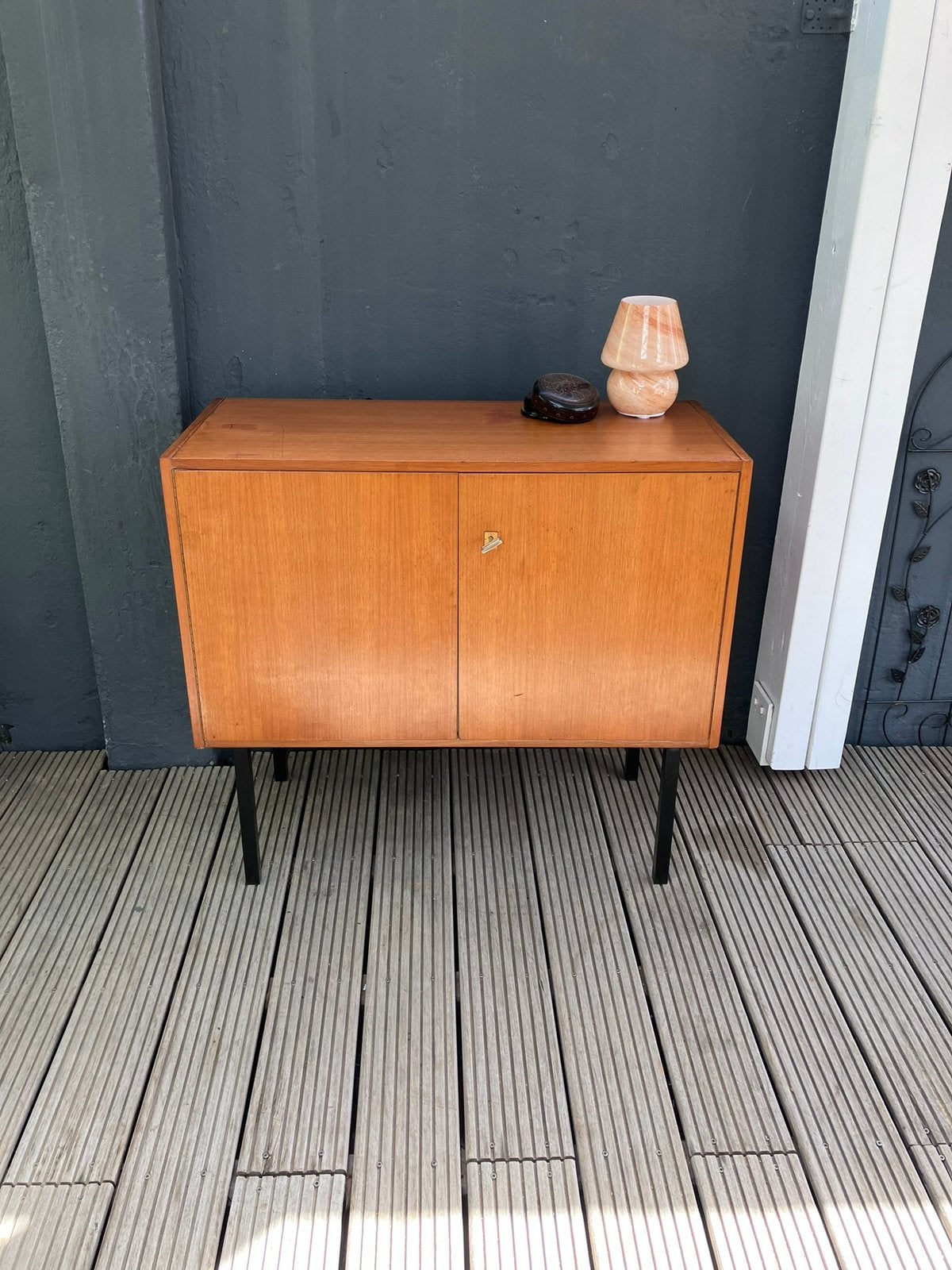 Mooi vintage dressoir van Omnia, Teck, 25 à 50 cm, Avec porte(s), Vintage