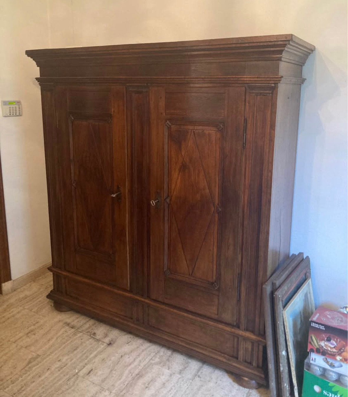 Ruime donker houten kast, Ophalen