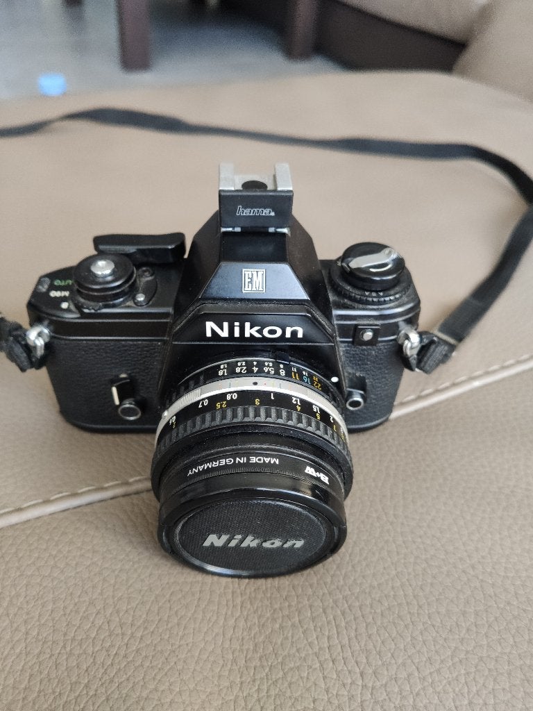 Nikon EM 35 mm camera + Nikon objectiefserie E 50 mm f/1.8, Audio, Tv en Foto, Ophalen, Gebruikt, Compact, Nikon