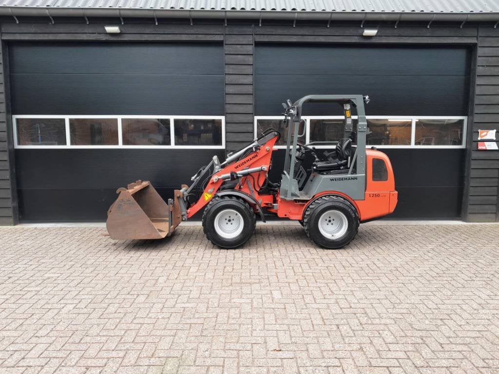 Weidemann 1250 cc 35 minishovel NL kenteken Brede banden, Articles professionnels, Chargeuse sur pneus ou Chouleur