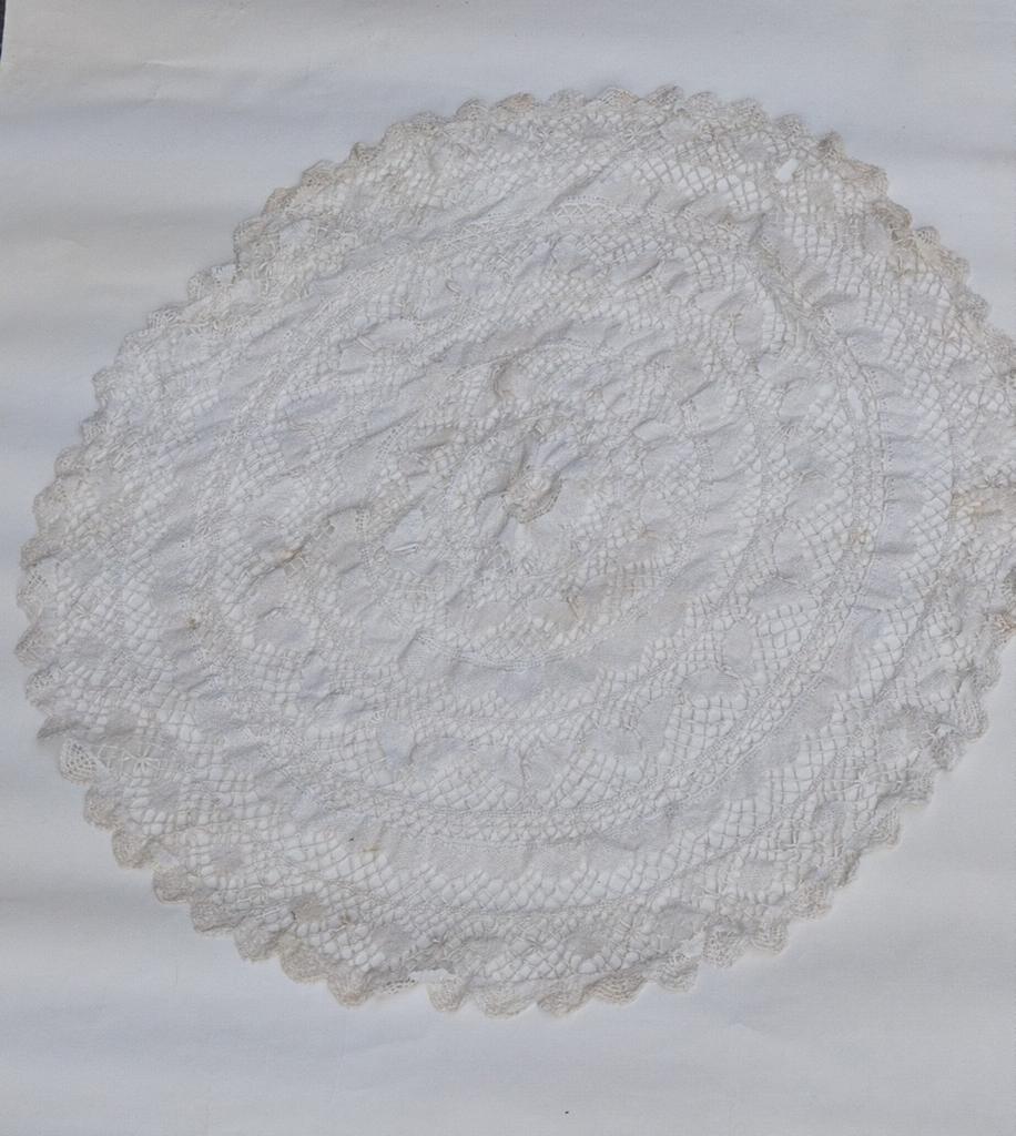 KANT 105 cm diameter, Antiek en Kunst, Antiek | Tapijten, Tafelkleden en Textiel, Ophalen of Verzenden