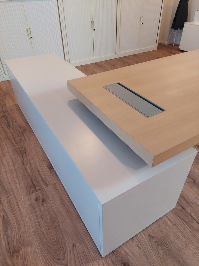 Moderne bureau in L vorm, Ophalen