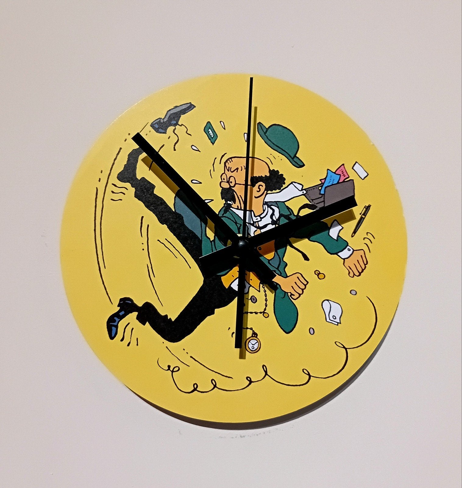 Tintin Kuifje horloge murale 20cm prise de savate Tournesol, Neuf, Jaune, Enlèvement ou Envoi, Moderne