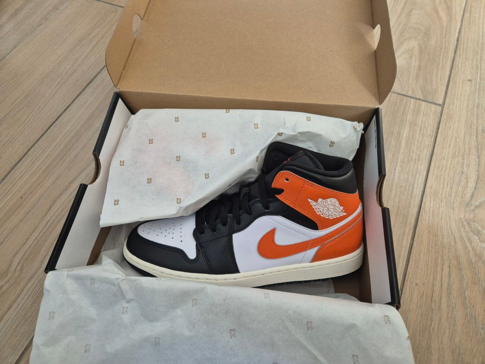 nieuw in box Nike Air Jordam 1 MiD maat43, Kleding | Heren, Ophalen