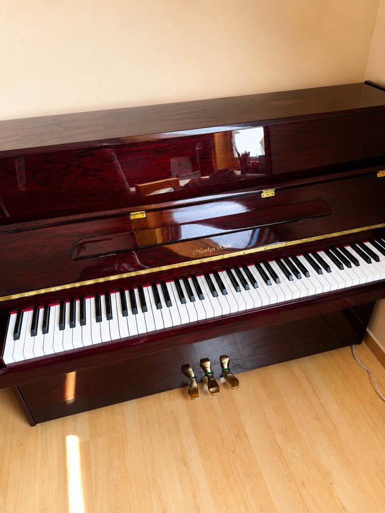 Hamlyn Klein Upright Piano te Koop, Muziek en Instrumenten, Piano's, Ophalen, Bruin, Zo goed als nieuw, Piano