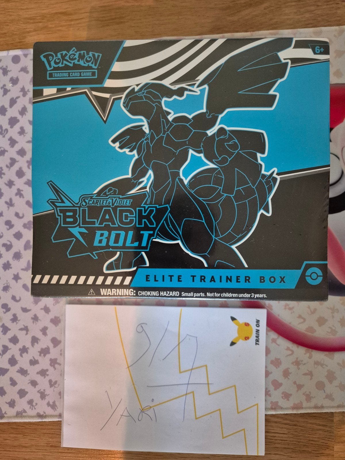 Black bolt elite trainer box, Hobby & Loisirs créatifs, Scrapbooking, Enlèvement ou Envoi, Neuf