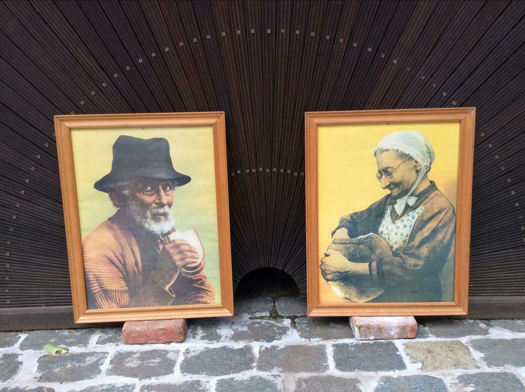 Fotos oude man en vrouw die brood , snijdt en opeet., Enlèvement