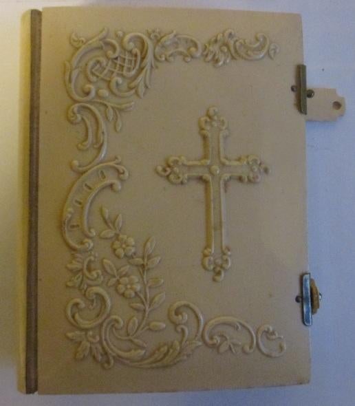 missel ancien avec couverture en celluloïd et serrure, Envoi