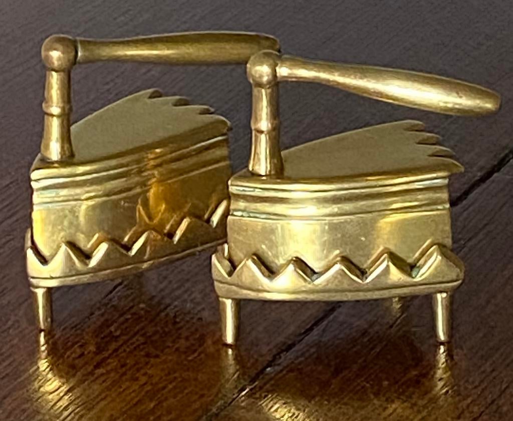 Antieke, miniatuur, koperen strijkijzers.