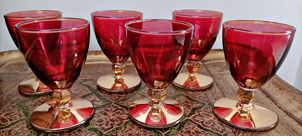 6 verres à liqueur rouges, à pied doré, des années 60', Ophalen of Verzenden