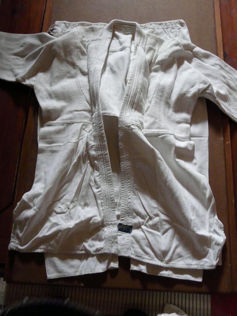 Costume de judo, ceinture blanche, protège-tibias, Enlèvement, Utilisé, Judo, Costume d'arts martiaux