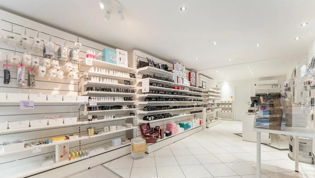 Nagelstudio inboedel, Enlèvement