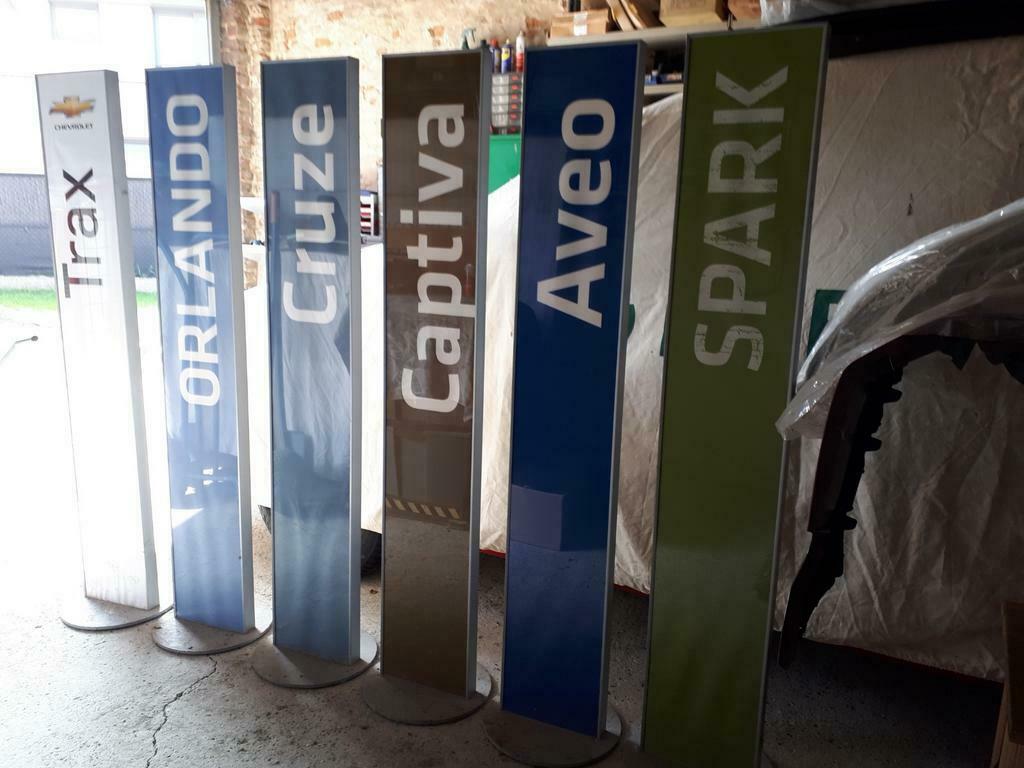 6 presentatie zuilen voor autoshowroom, Ophalen, Gebruikt