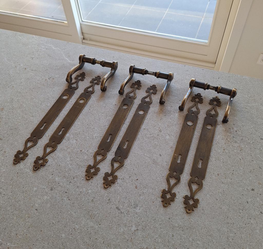 3 vintage deurklinken + lange schilden – messing/brons, Doe-het-zelf en Bouw, Ophalen, Gebruikt, Koper of Messing, Klink of Kruk