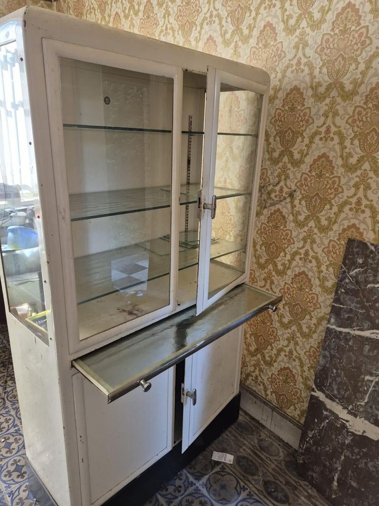 Oud metalen medicijnkast, Ophalen