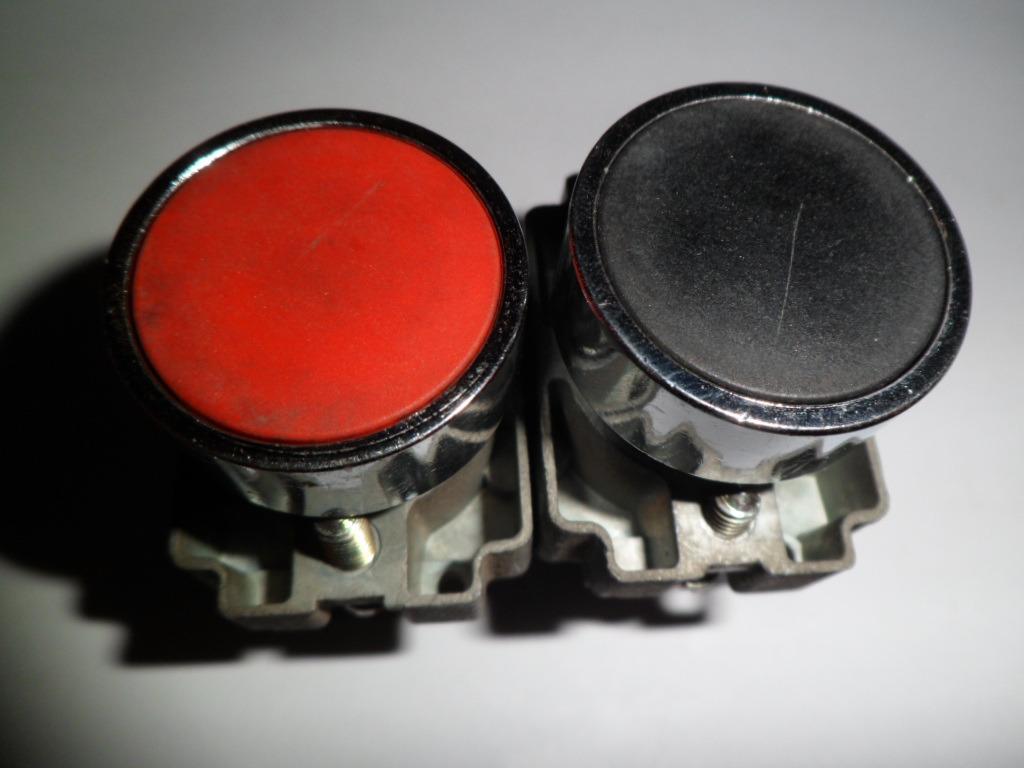Drukschakelaar Telemecanique ZB2-BE101(NO) rood & BE102(NC), Hobby en Vrije tijd, Elektronica-componenten, Ophalen of Verzenden
