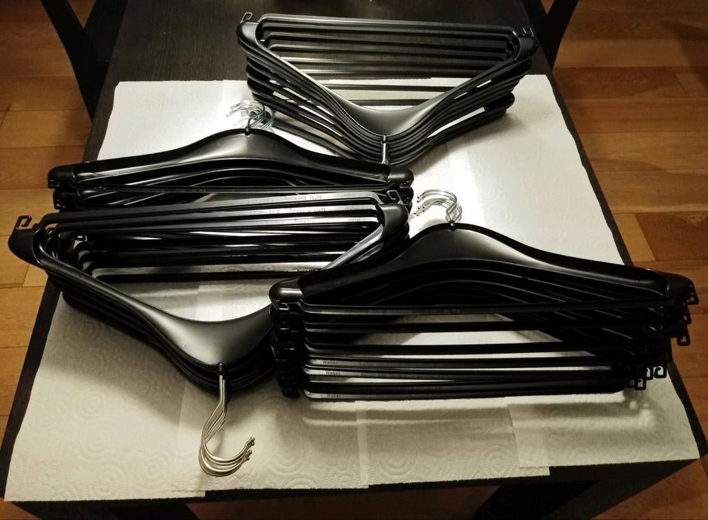 Lot de 30 cintres en plastique noir, Vêtements | Femmes, Cintres, Enlèvement, Neuf, Plastique, Adultes