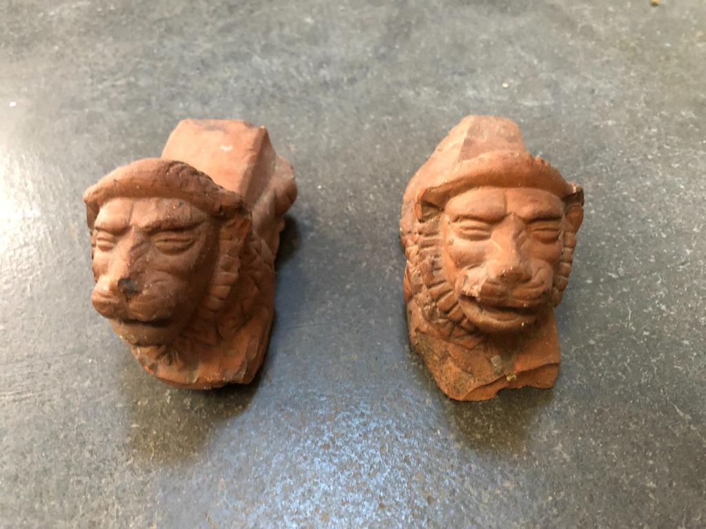 2 stenen leeuwenkopjes, Ophalen of Verzenden