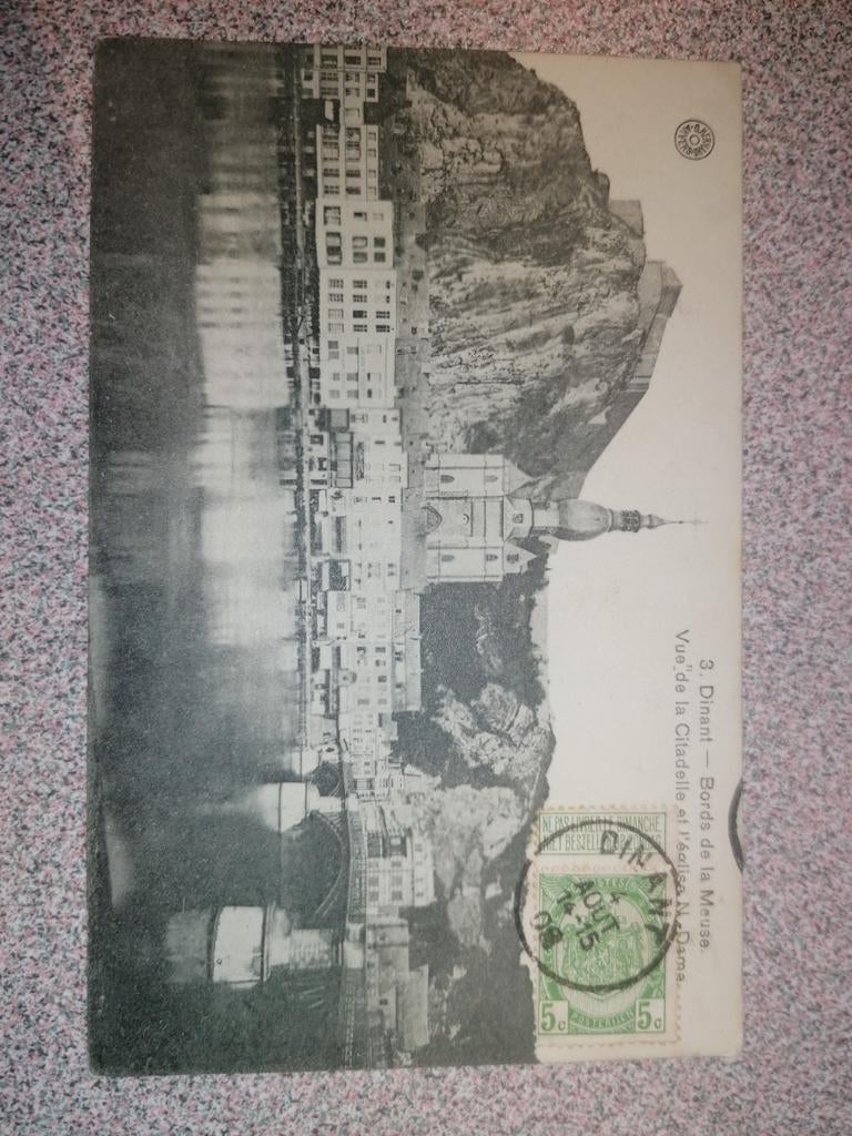 Carte postale Dinant bord de la Meuse bon timbre, Envoi