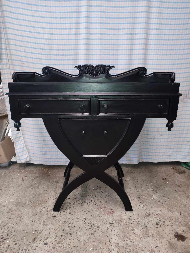 A vendre console indonesienne, Enlèvement