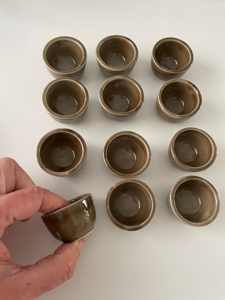 12 heel kleine potjes / saké glazen in aardewerk, Maison & Meubles, Enlèvement ou Envoi, Poterie, Comme neuf, Autres styles