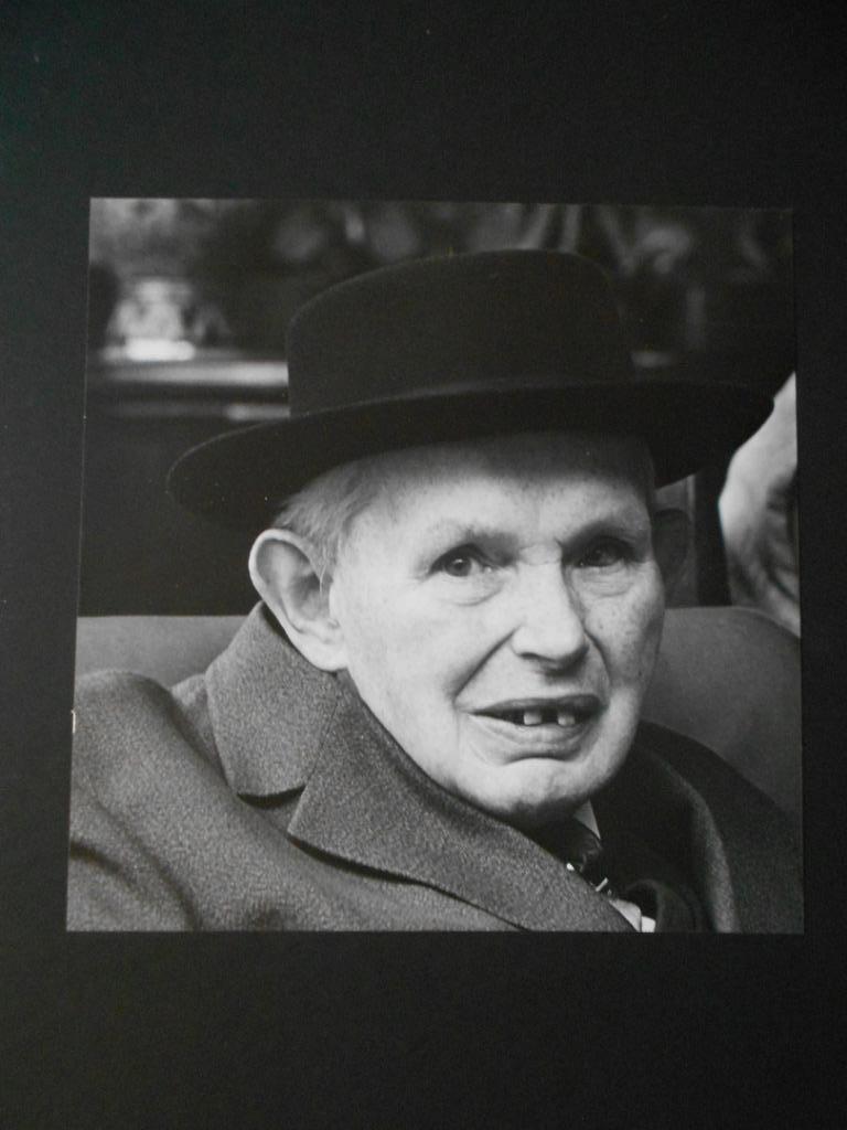 Miserabilistische foto van oude man, door Staf, Ophalen of Verzenden