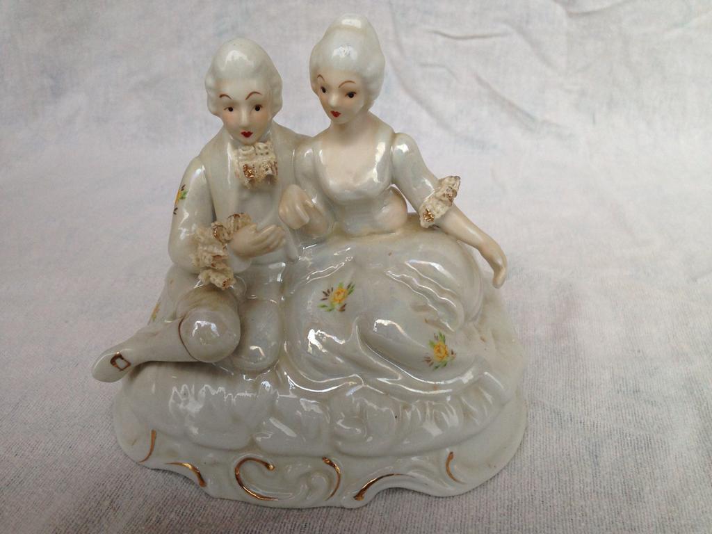 Belle statue en porcelaine Marquis et Marquise, Antiquités & Art, Enlèvement ou Envoi