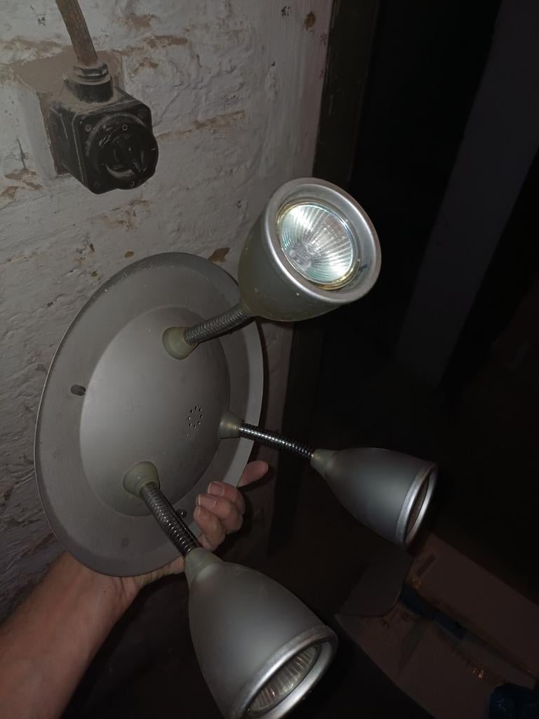 Spot orientable triple, Enlèvement