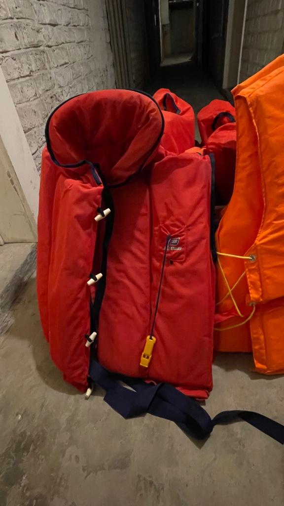 7 gilets sauvetage / Life jackets, Sports nautiques & Bateaux, Enlèvement, Utilisé, Autres types, Voilier ou Bateau à moteur