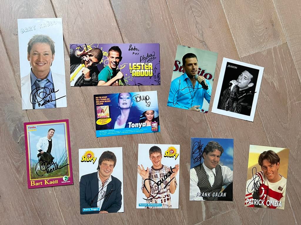 Gesigneerde kaartjes van BV’s en zangers, Enlèvement ou Envoi, Comme neuf, Photo ou Carte, Signé