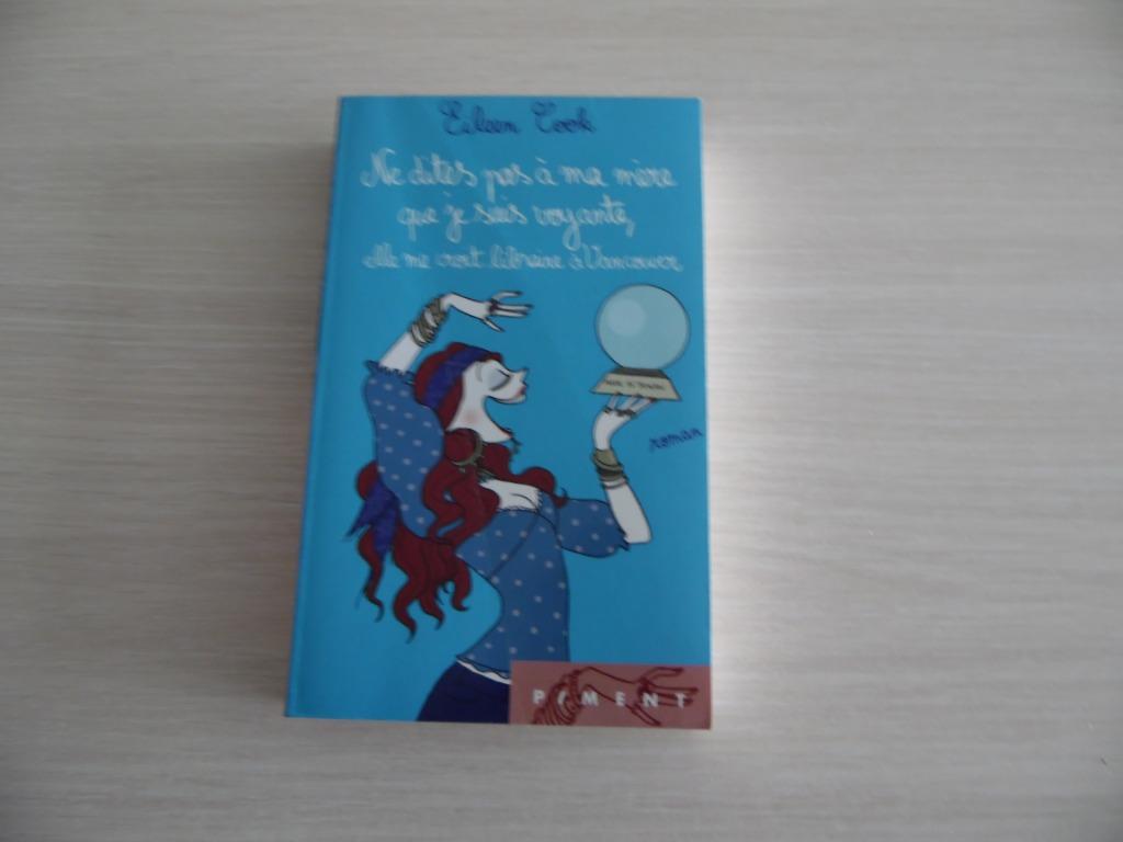 NE DITES PAS À MA MÈRE QUE JE SUIS VOYANTE     EILEEN COOK, Boeken, Romans, Zo goed als nieuw, Amerika, Ophalen of Verzenden