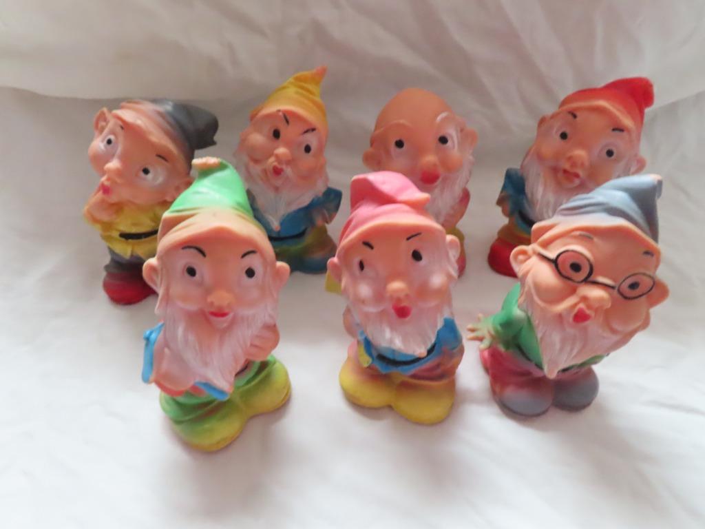 set van 7 dwergen , klein , Rubbertoys Made in Italy, Ophalen of Verzenden, Overige figuren, Gebruikt, Beeldje of Figuurtje
