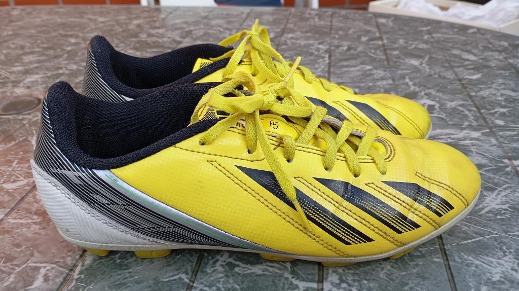 Voetbalschoenen Adidas F5 38, Sport en Fitness, Voetbal, Ophalen, Gebruikt, Schoenen