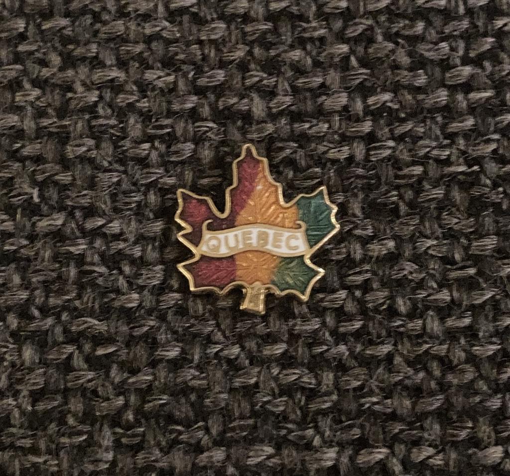 PIN - QUEBEC - CANADA, Envoi, Utilisé, Ville ou Campagne, Insigne ou Pin's