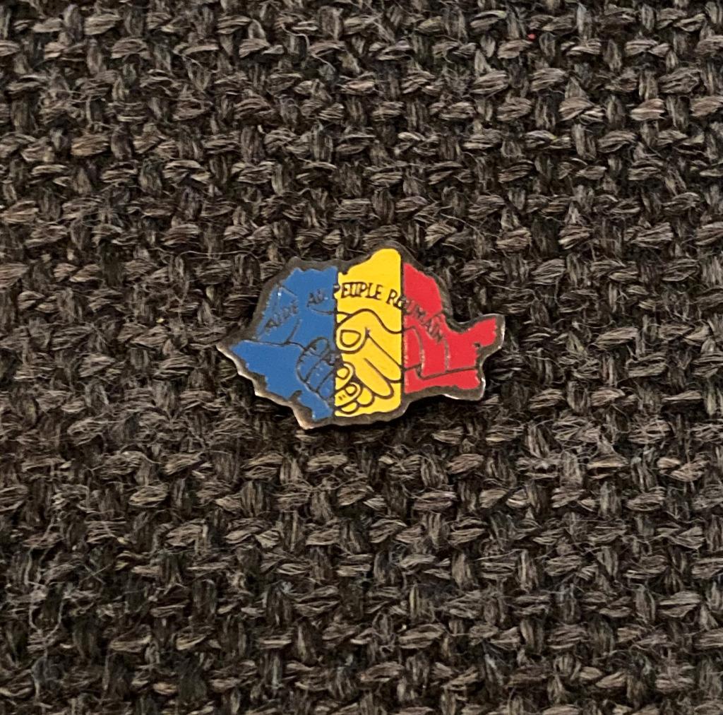 PIN - AIDE AU PEUPLE ROUMAIN - ROUMANIE - ROEMENIË, Envoi, Utilisé, Ville ou Campagne, Insigne ou Pin's