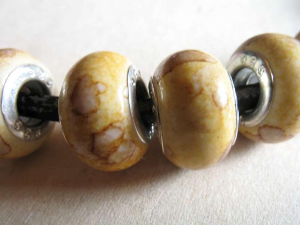Bedel: geel gevlekt, Bijoux, Sacs & Beauté, Bracelets à breloques, Neuf, Autres marques, Enlèvement ou Envoi, 4 bracelets à breloques ou plus