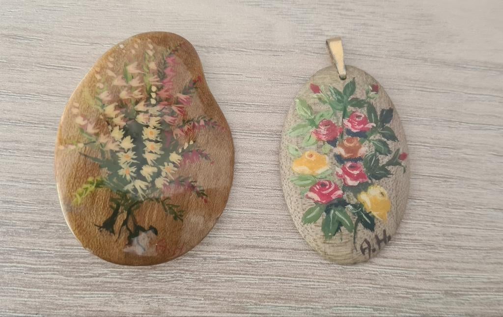 broche et pendentif en bois de Spa. Peinture à la main., Enlèvement ou Envoi, Broche